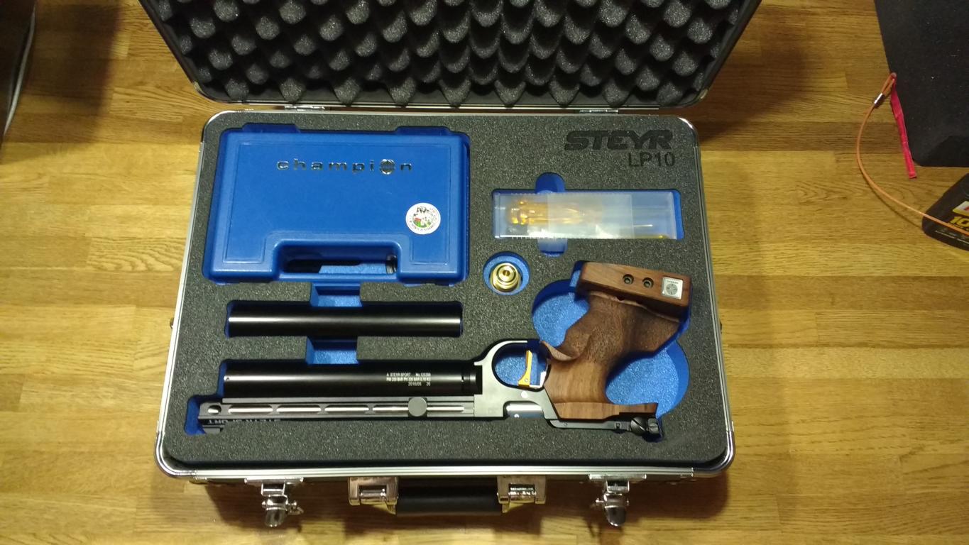 Die 2. Steyr Evo diesmal in schwarz mit Maßkoffer.