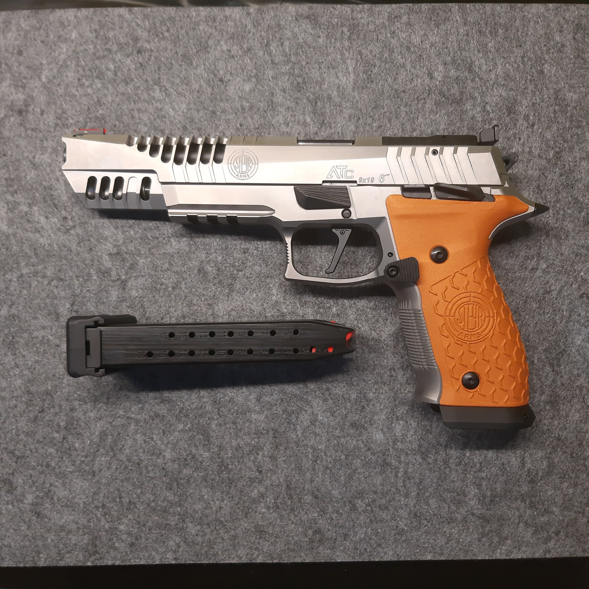 03 - Steyr ATC Rock 6"  Ansicht links und Magazin