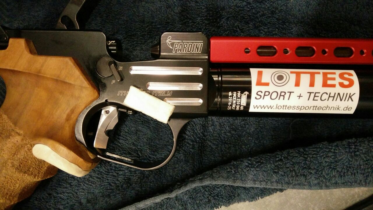 Pardini K12 mit Lottes Putter und Schaumstofffingerablage (bei kalten Ständen angenehm)